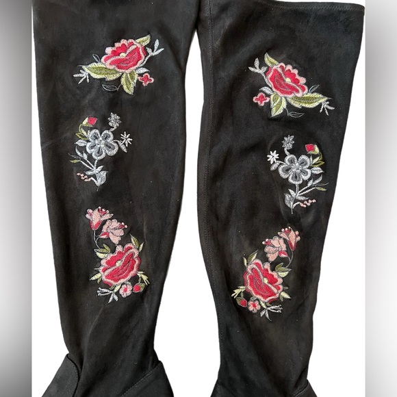 🌹Impo Black Floral Embroidered Heeled Boots - Picture 5 of 10